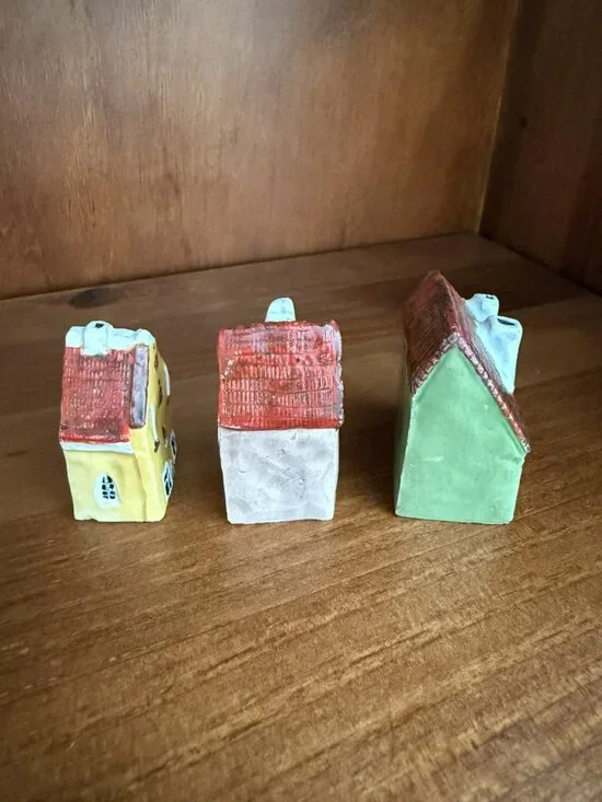 Small hand-painted ceramic house figurines from Tallinn, Estonia - Picture 3 of 4